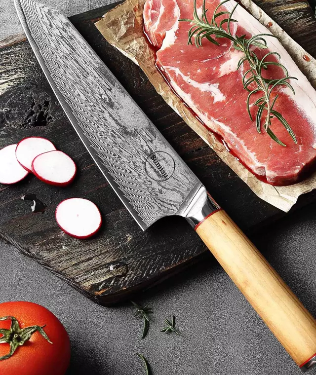 Sumisu Kiritsuke Wood op een snijplank