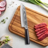 Sumisu Knives Santoku Black op snijplank