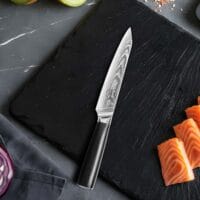 Sumisu Knives Shotoh Black op snijplank Sumisu Knives Shotoh Black op snijplank