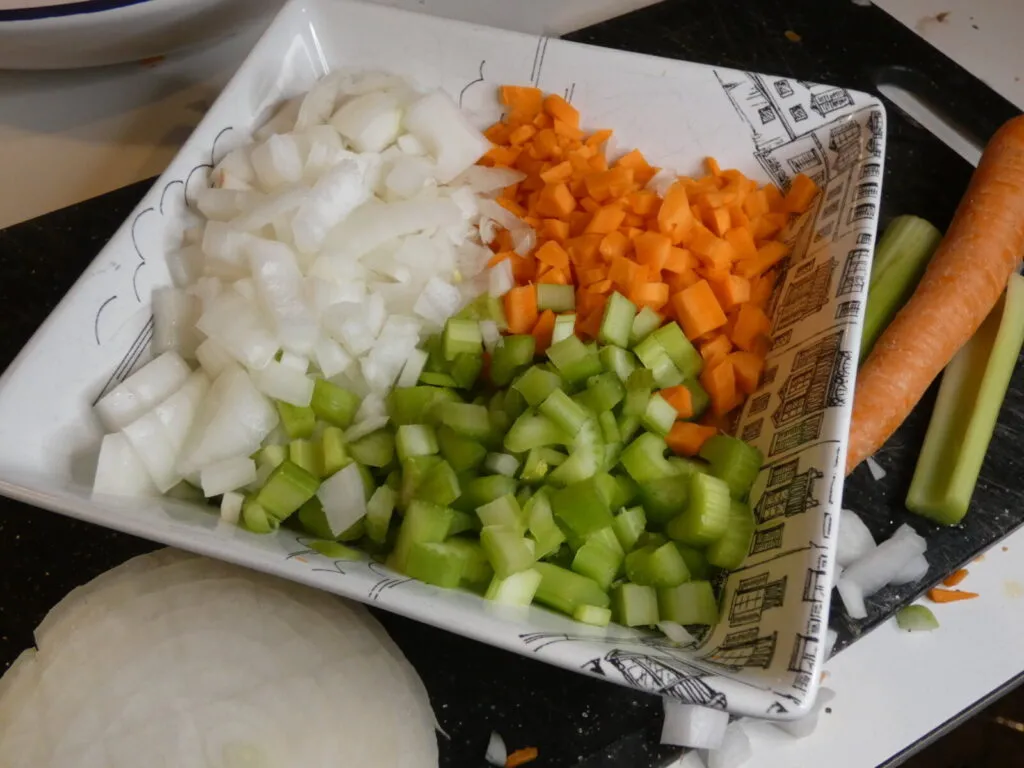 Brunoise snijden: zo snijd je groenten in brunoise